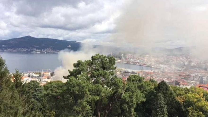 El incendio en Vigo generó una columna visible desde todo el centro