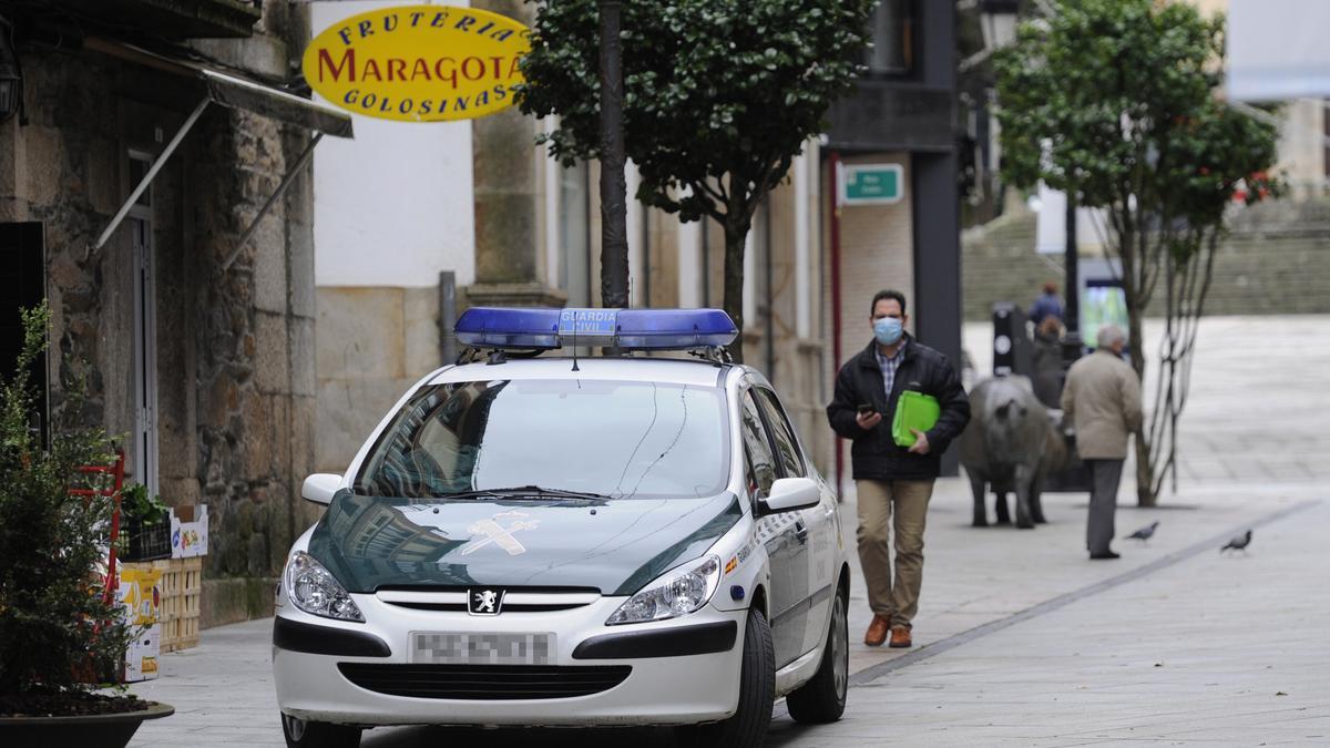 Una patrulla de la Guardia Civil en el centro de Lalín.