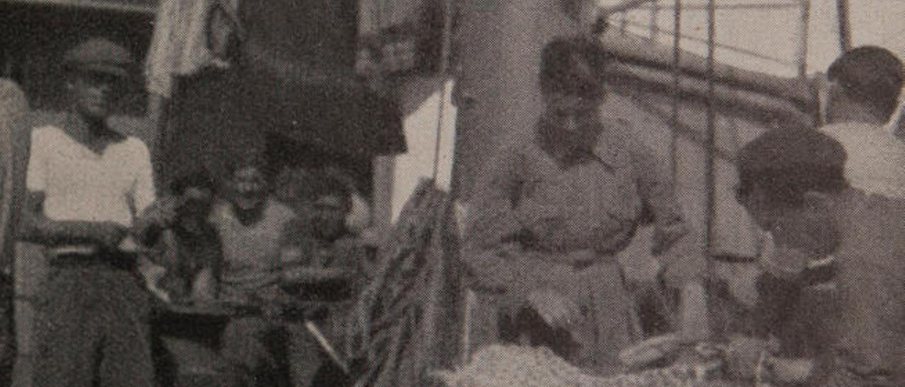 Los marineros del &#039;Amba Aradam&#039;, en una de las fotos que recoge el libro.