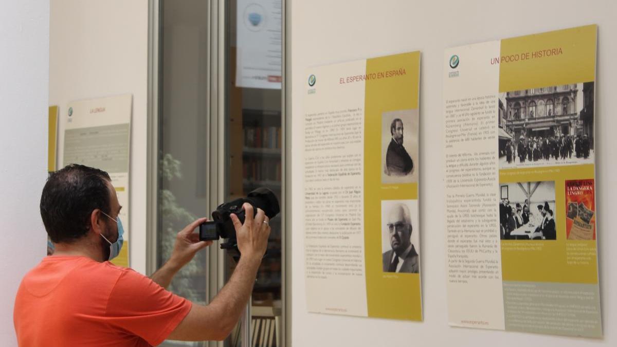 La biblioteca de Lucena acoge una exposición sobre el esperanto