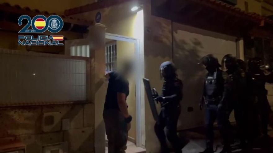 Captura de un vídeo en el que se aprecia a agentes de la UPR de la Policía Nacional en el acceso a una de las viviendas de los ladrones.
