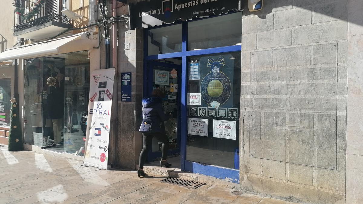 Una vecina accede a la Administración de Lotería de Toro en la Puerta del Mercado