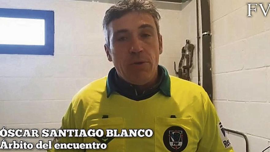 Captura de imagen correspondiente al vídeo de FARO DE VIGO en el que se muestra una entrevista con el árbitro Óscar Santiago Blanco tras el polémico partido disputado el sábado en Cambados. // FdV