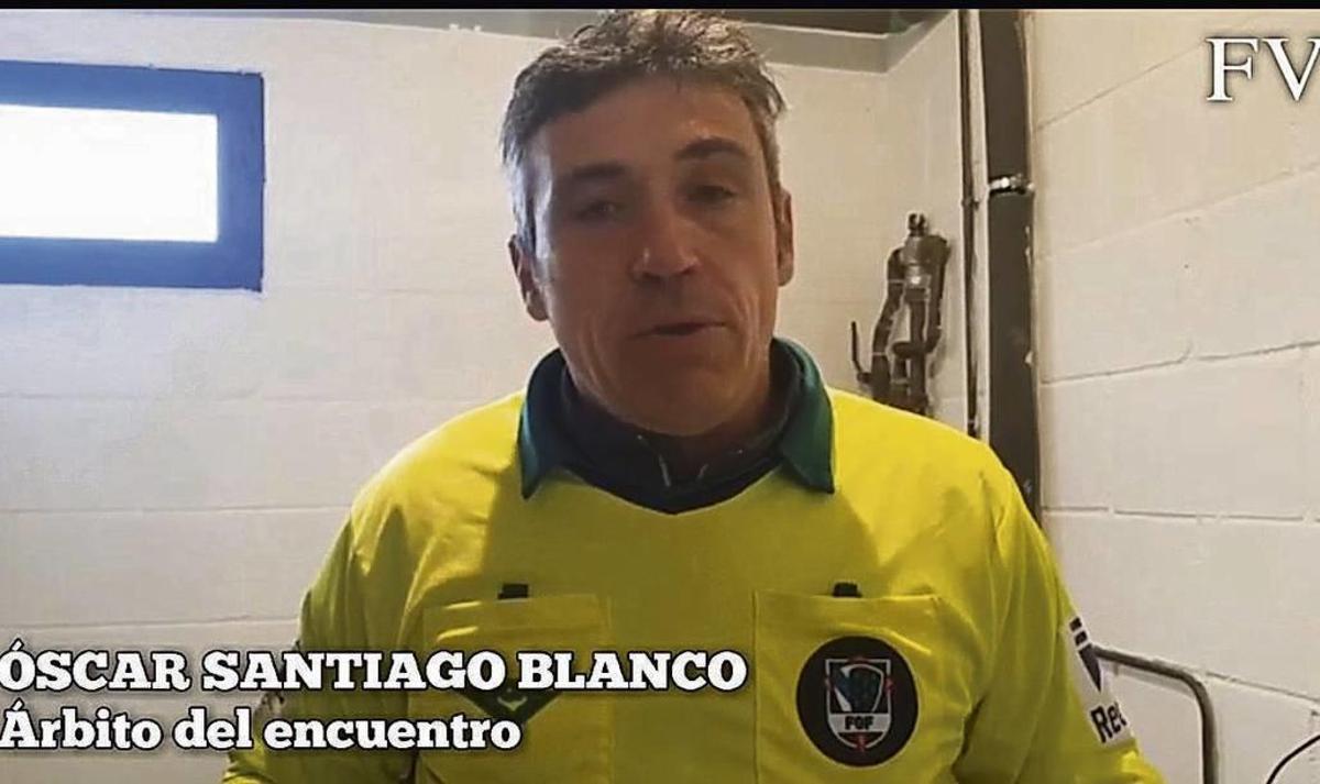 Captura de imagen correspondiente al vídeo de FARO DE VIGO en el que se muestra una entrevista con el árbitro Óscar Santiago Blanco tras el polémico partido disputado el sábado en Cambados. // FdV
