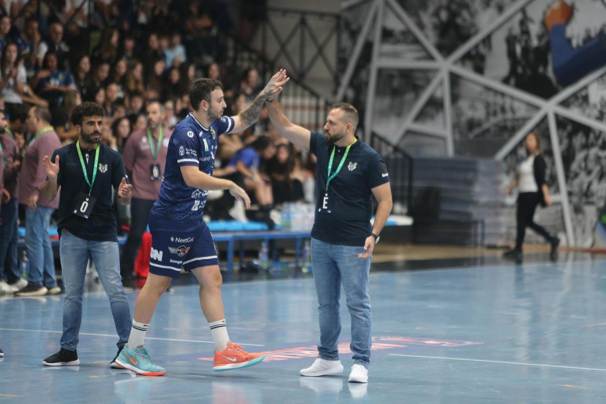 Nacho Moyano con Martín Gayo en los prolegómenos del partido ante el Ademar.