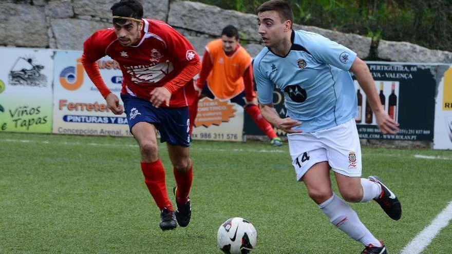 Un jugador del Moaña conduce el balón en el partido de ayer ante el Salvaterra. // Gonzalo Núñez