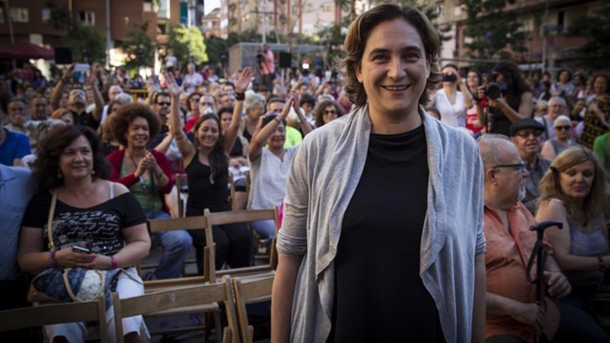 Ada Colau, en una reunión con vecinos en la plaza de Navas del Poble Sec, el 4 de junio.