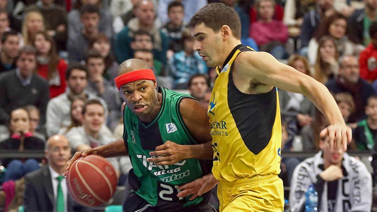 Tariq Kirksay (izquierda) controla el balón ante Saúl Blanco, en el partido entre el Joventut y el Iberostar Tenerife