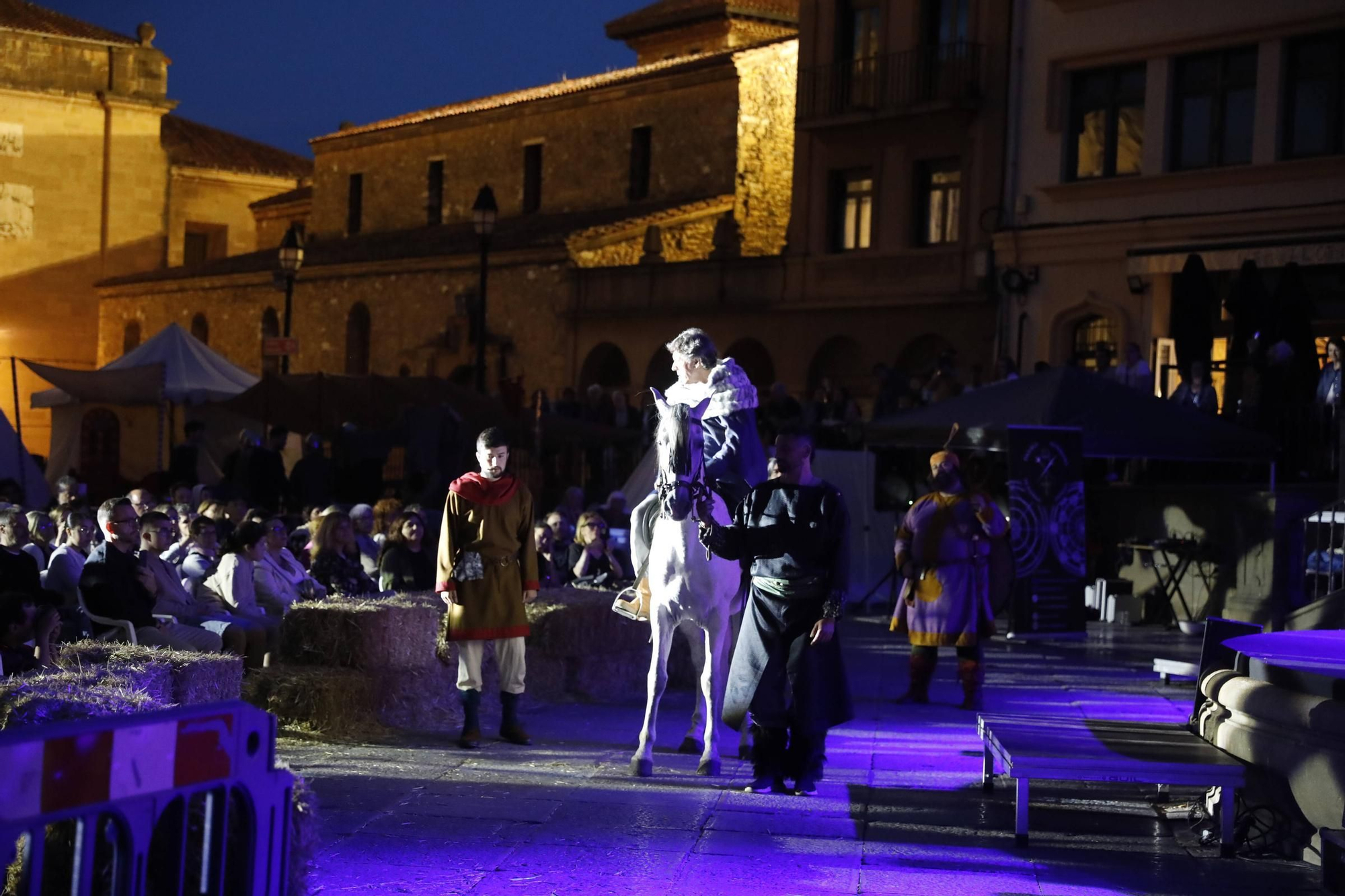 IMÁGENES: Recreacion de "El primer peregrino" en la plaza de la Catedral de Oviedo