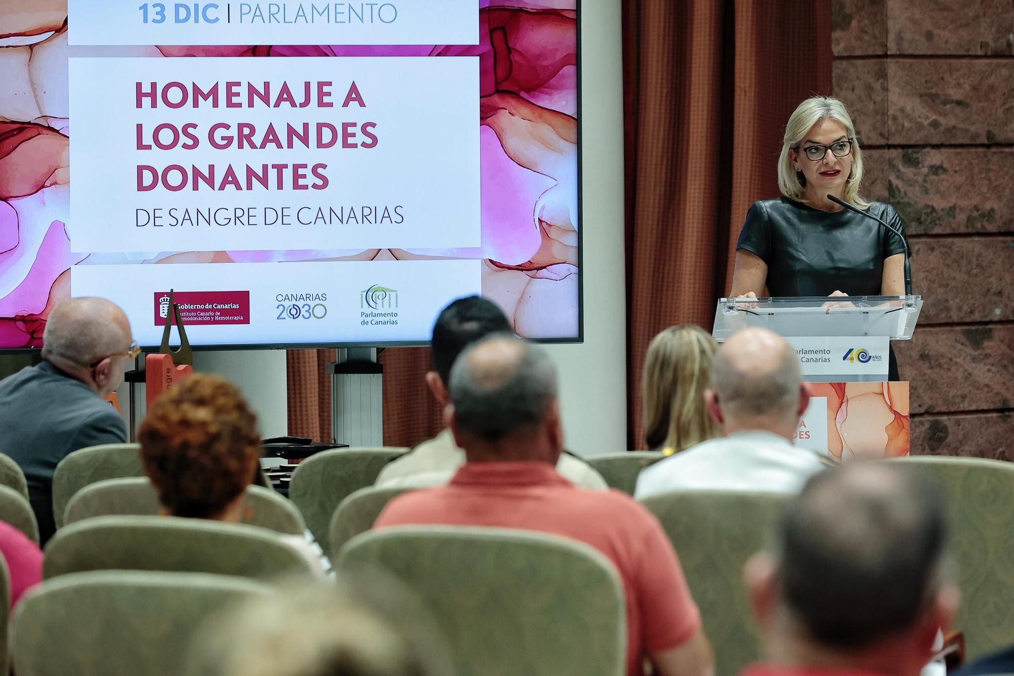 El Parlamento de Canarias rinde homenaje a los "grandes donantes" de sangre en el Archipiélago.
