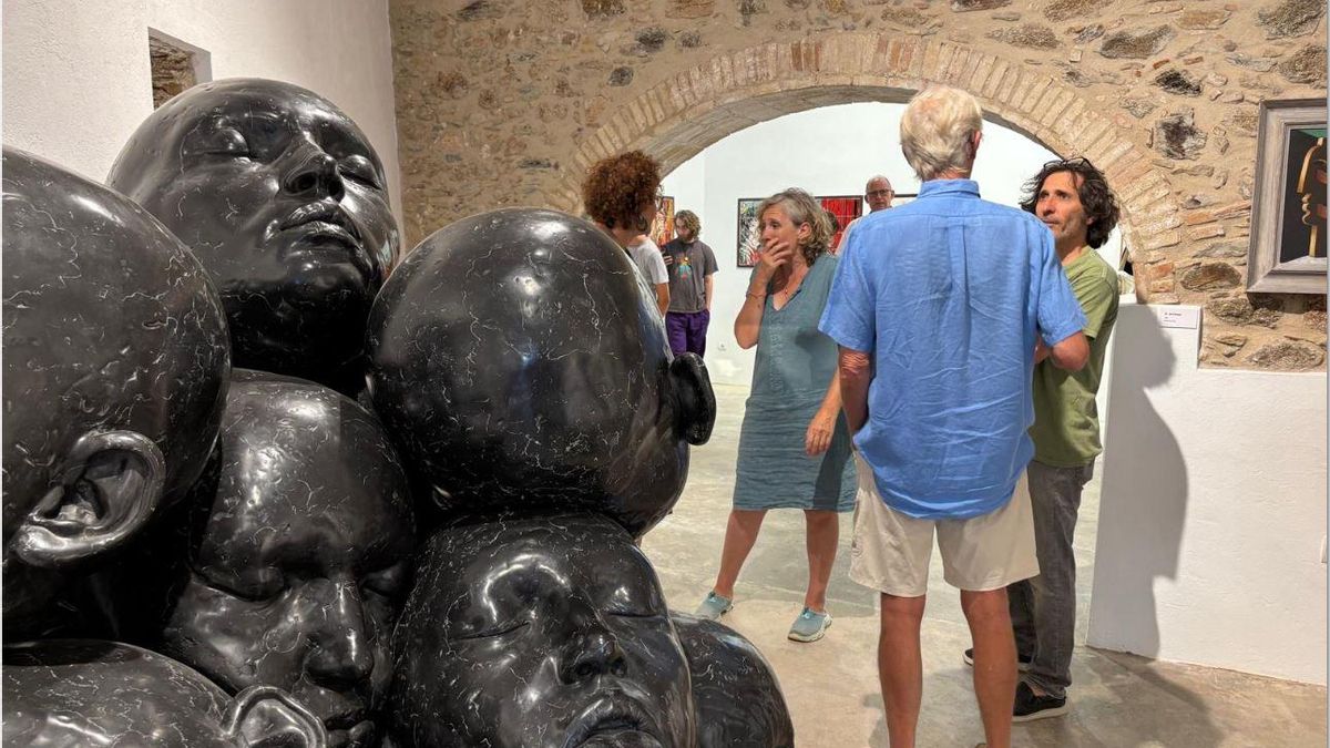 Els caps de Samuel Salcedo, en primer terme, presideixen una de les sales de l’espai Galga Art.