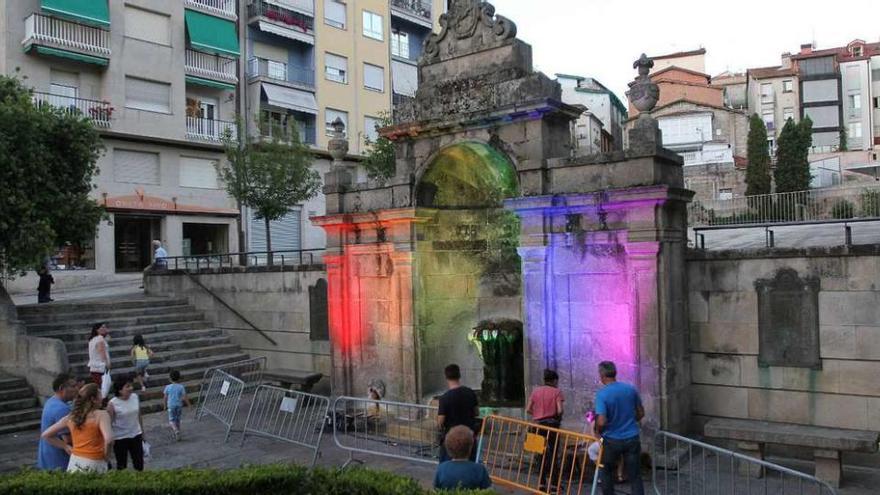 La fuente de As Burgas se lució ayer por la noche con estos colores. // Iñaki Osorio