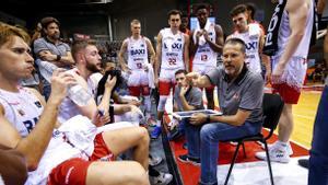 Pedro Martínez da instrucciones a sus jugadores en un tiempo muerto