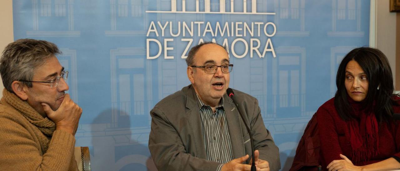 El historiador Charles García, en el centro, en la presentación del nuevo libro sobre el Cerco. | E.F.