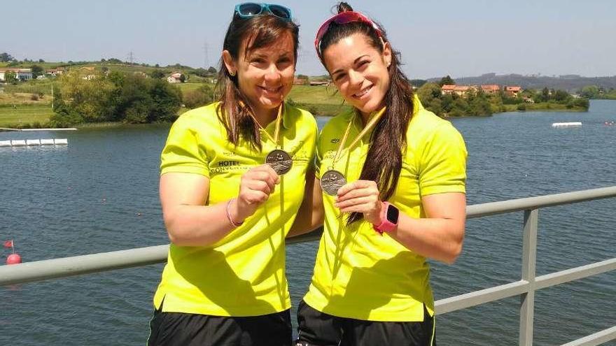 Victoria Fraile y Laura Pedruelo, con sus medallas de plata.