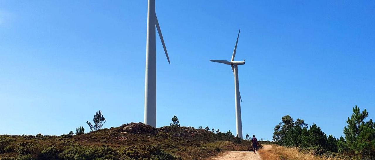Dos aerogeneradores de un parque eólico en Galicia.