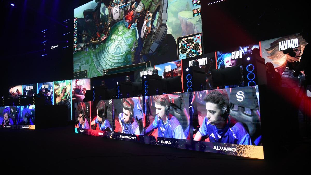 Los jugadores que participaron en la final, sobre el escenario.