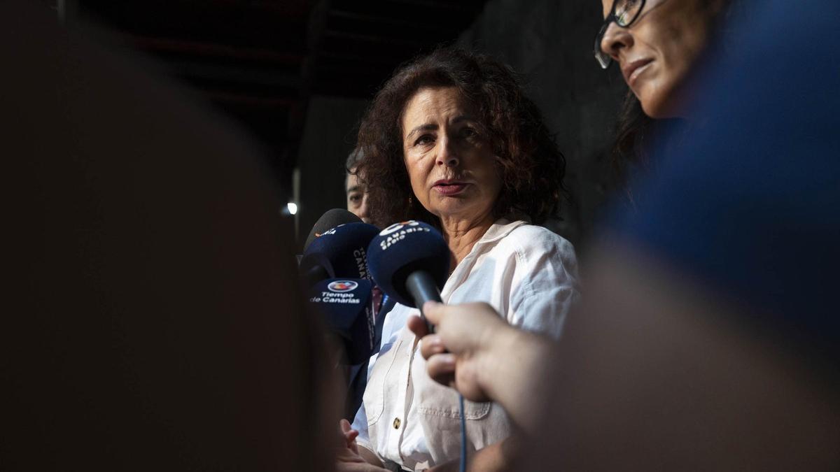 Matilde Asián, consejera de Hacienda del Gobierno de Canarias, atiende a los medios de comunicación.