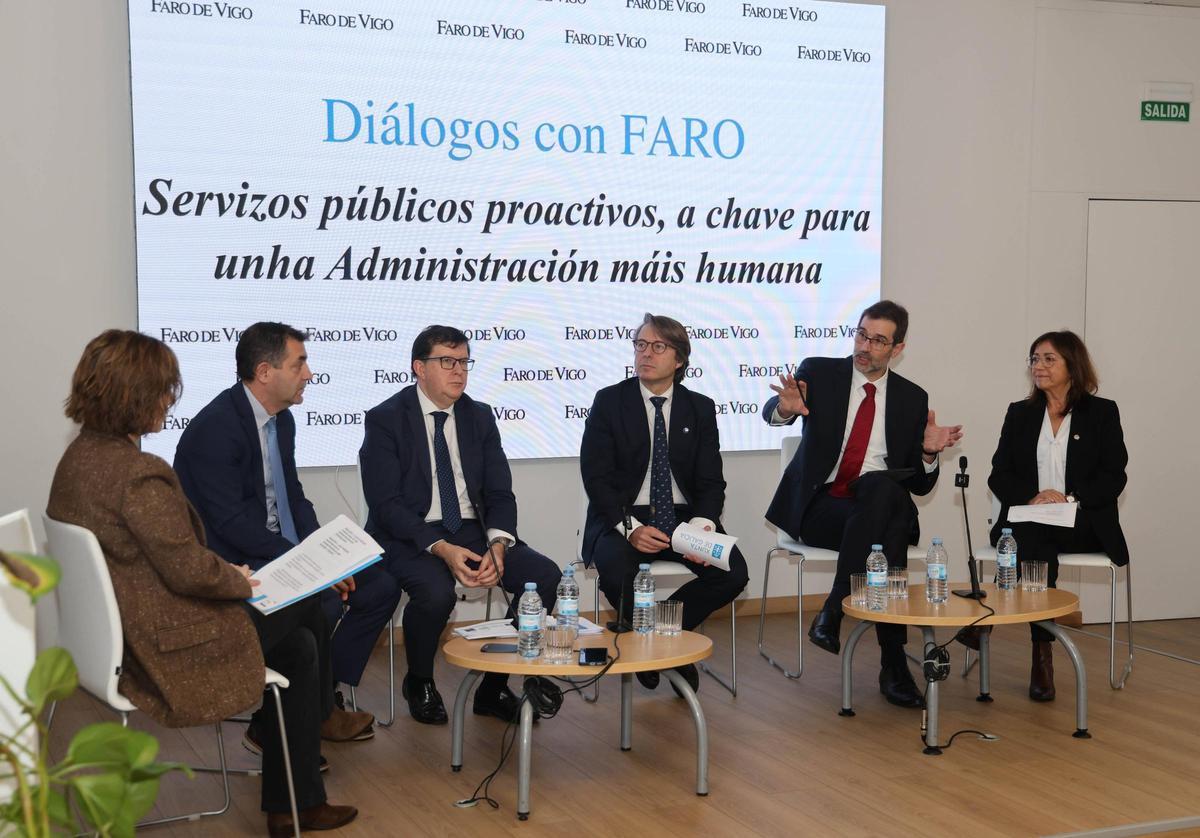 Un momento del diálogo en la redacción de FARO.