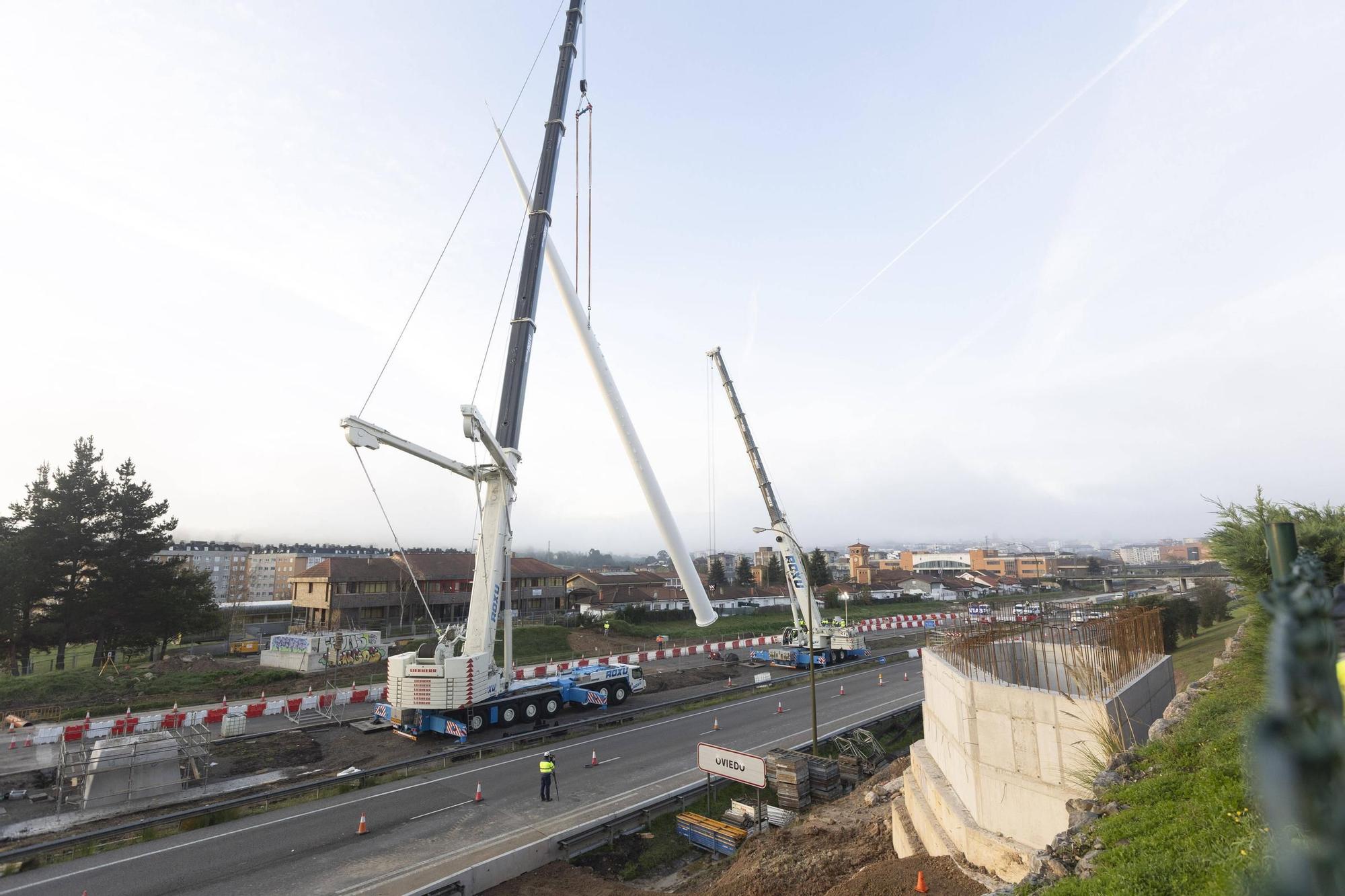 EN IMÁGENES: Así fue la instalación del mástil de 55 metros en las obras de la entrada de Oviedo