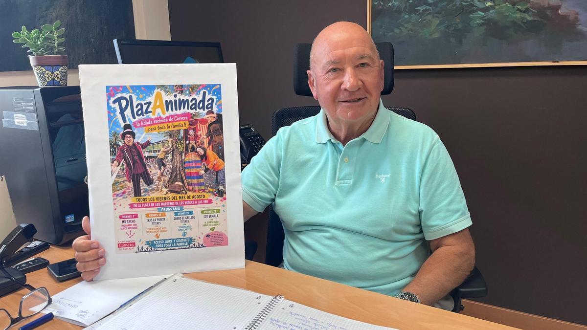 José Luis Montes con el cartel de PlazAnimada.