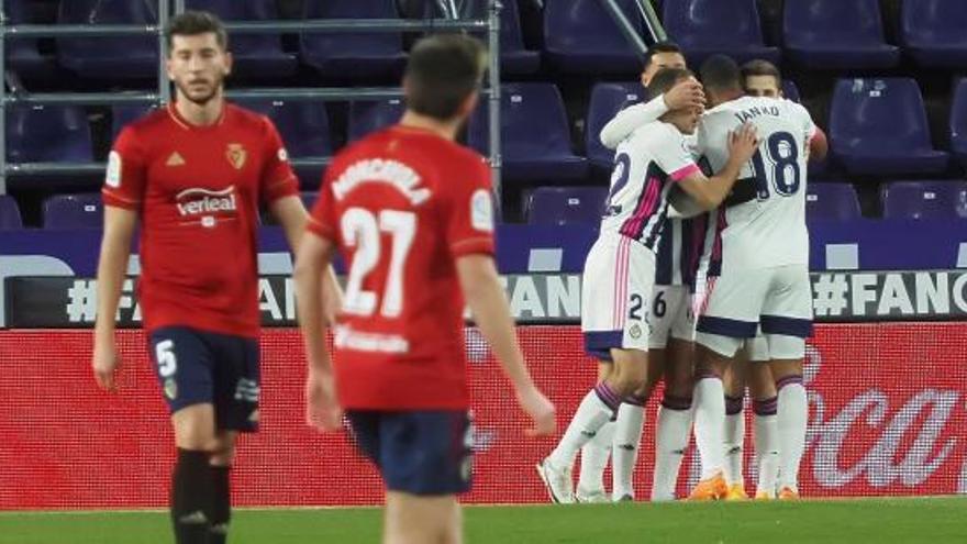 Los jugadores del Valladolid celebran uno de los goles ante el Osasuna.