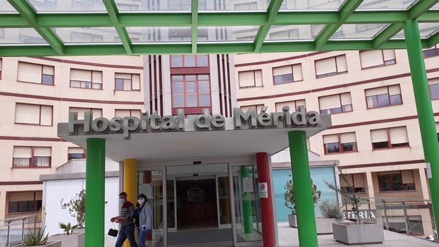 Un positivo y siete cirujanos residentes en cuarentena en el Hospital de Mérida