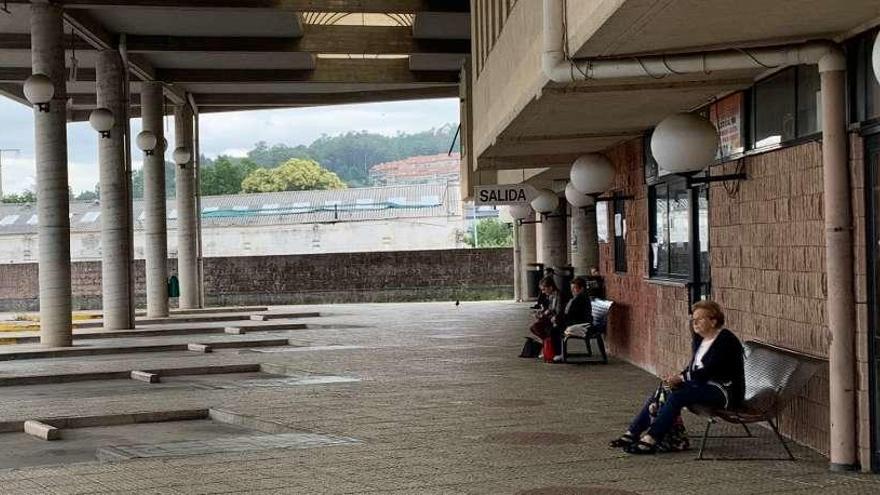 Usuarios de la estación de autobuses de Ponteareas esperando la llegada del autocar. // D.P.