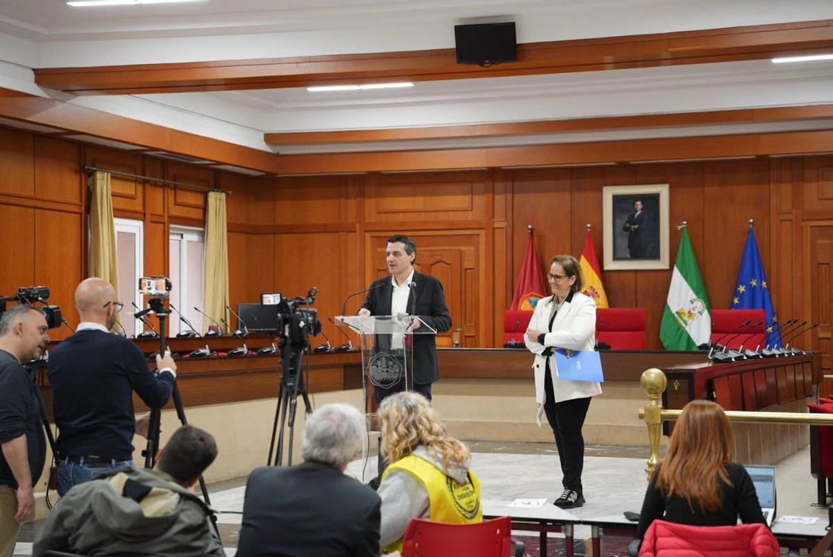 El alcalde, José María Bellido, y la primera teniente de alcalde de Hacienda y presidenta del Imdeec, Blanca Torrent.