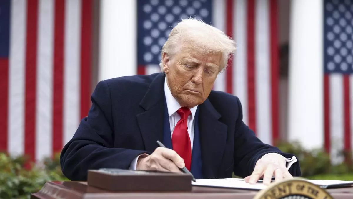 Trump ordena al Estado que deje de financiar a dos cadenas públicas de televisión y radio