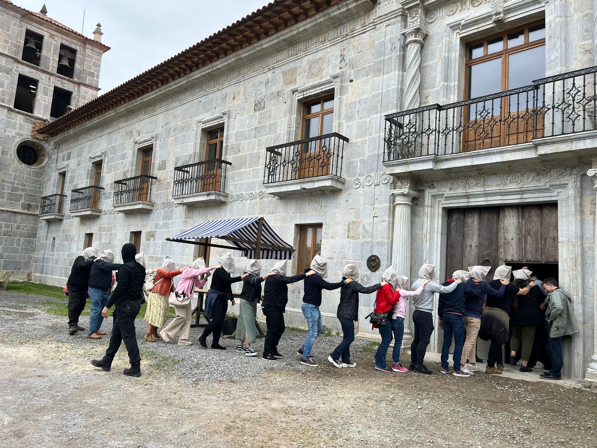 En imágenes: Así fue "Redención", la primera función de teatro inmersivo que se celebra en el monasterio de Cornellana