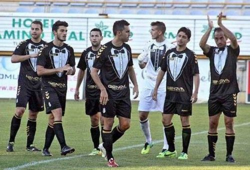 La Cultural Leonesa, con la camiseta 'esmoquin'