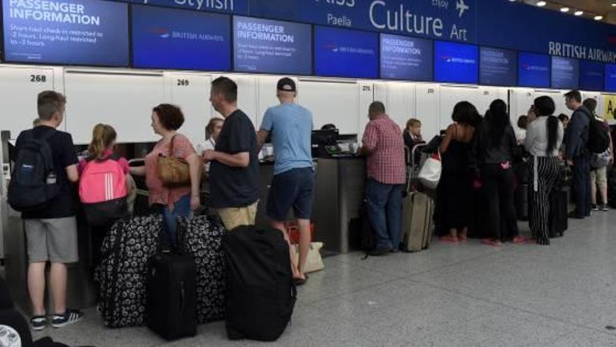 Diversos passatgers facturen amb normalitat a l&#039;aeroport de Gatwick.