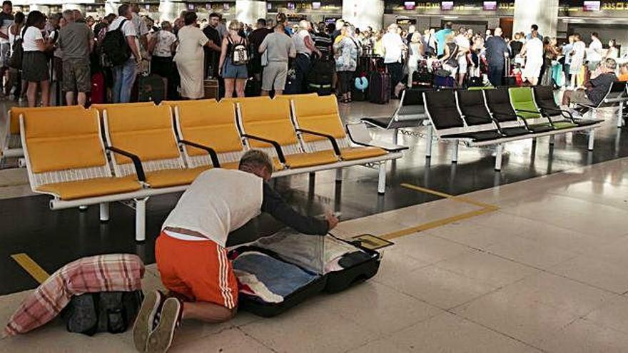 Pasajeros perjudicados por la quiebra de Thomas Cook en el aeropuerto de Gran Canaria.