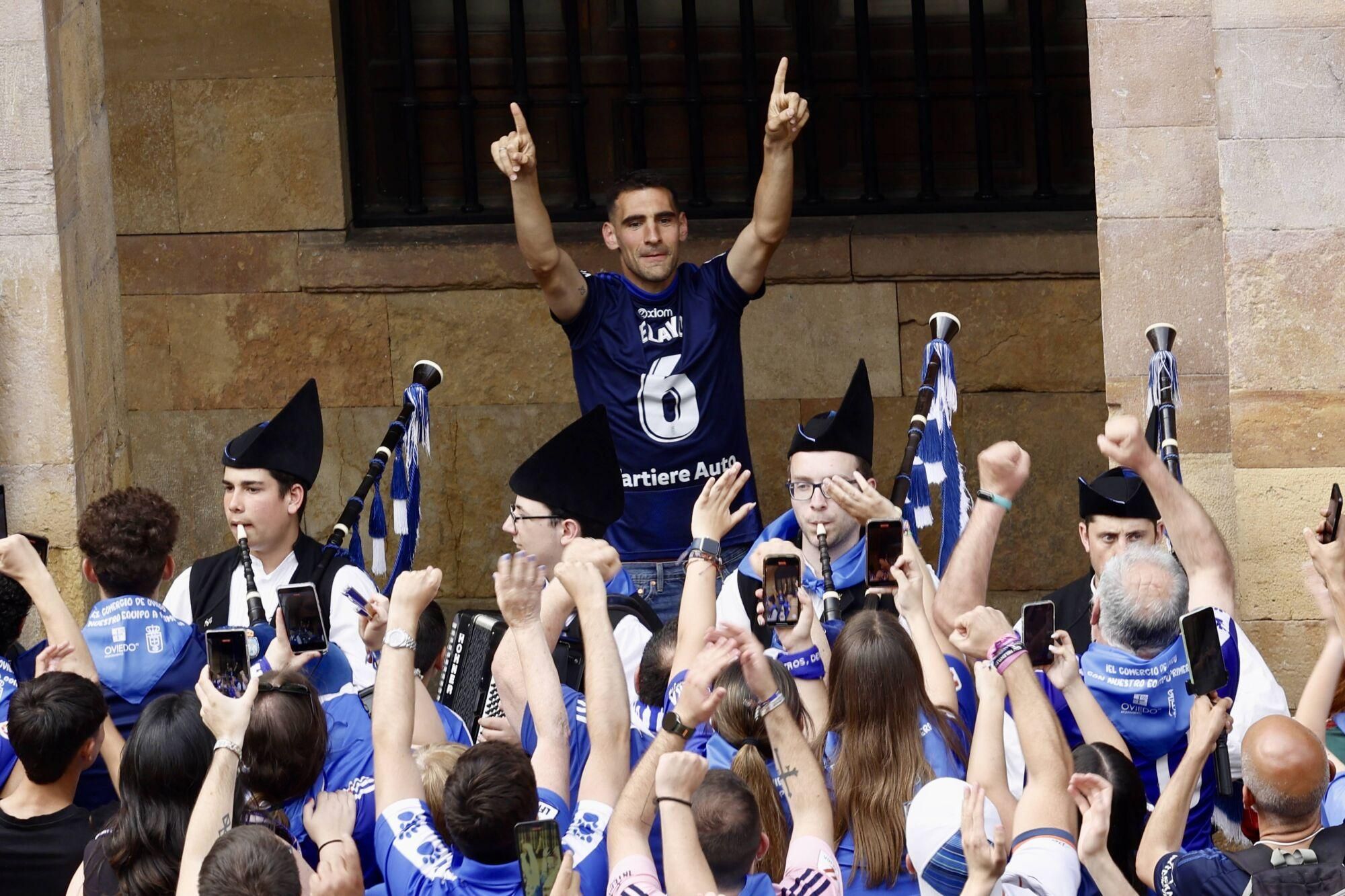 Locura azul en las calles de Oviedo para celebrar el ascenso del equipo a Primera División
