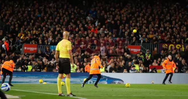 Así fue el lanzamiento de balones que interrumpió el Clásico