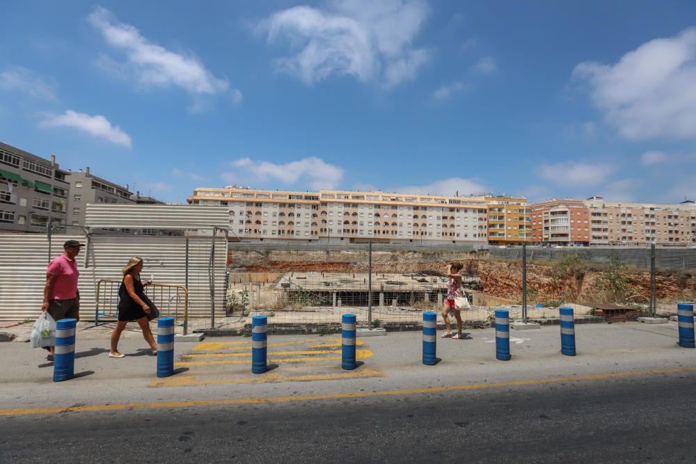 El Ayuntamiento ha costeado un vallado provisional de seguridad en la manzana de la obra del centro comercial abandonado desde hace una década tras desentenderse la propiedad de las reclamaciones muni