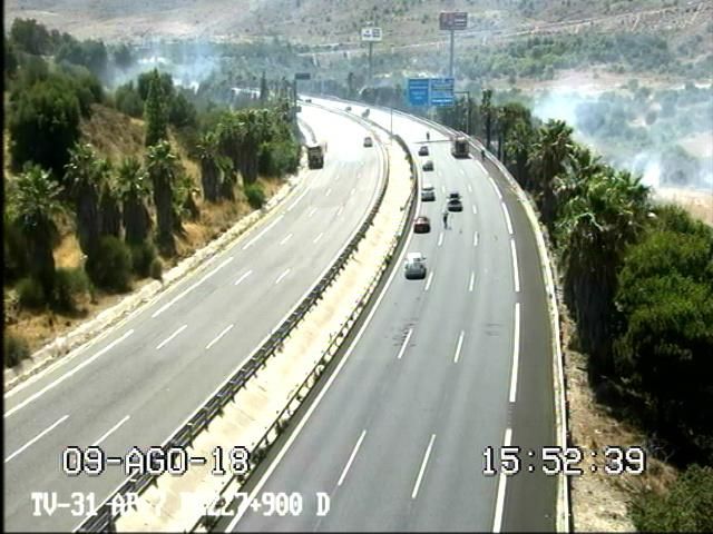 El atasco provocado por el incendio, visto desde las cámaras de tráfico de la DGT.