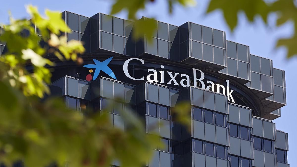 Fachada de Caixabank.