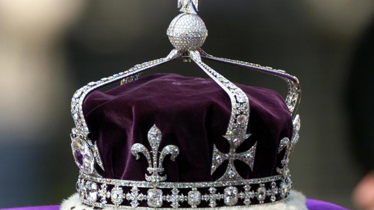 La corona de la reina de Inglaterra, con el diamante Koh-i-Noor incrustado en la parte delantera.