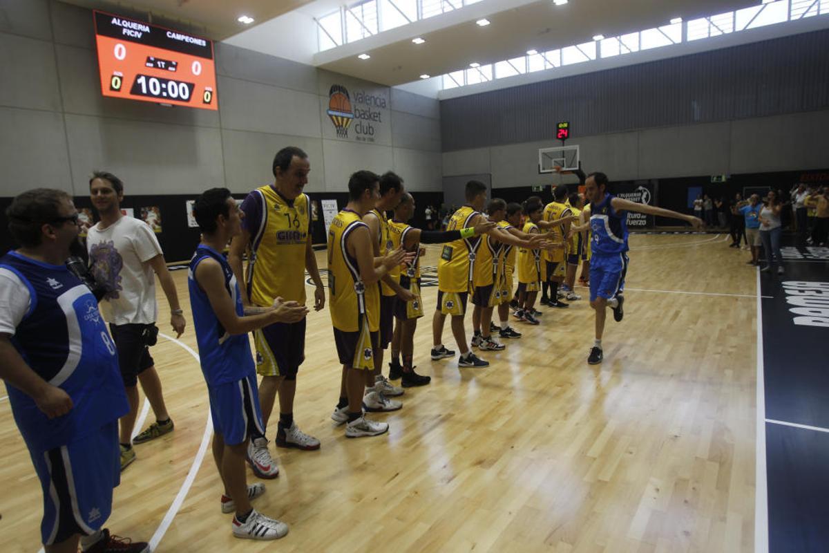 Partido entre los actores de 'Campeones' y el equipo de Burjassot que inspiró la película