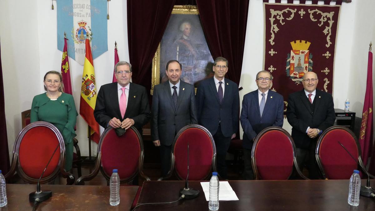 Los cuatro hermanos mayores, con Ginés Fernández en el centro, en el salón de la Real Sociedad Económica de Amigos del País