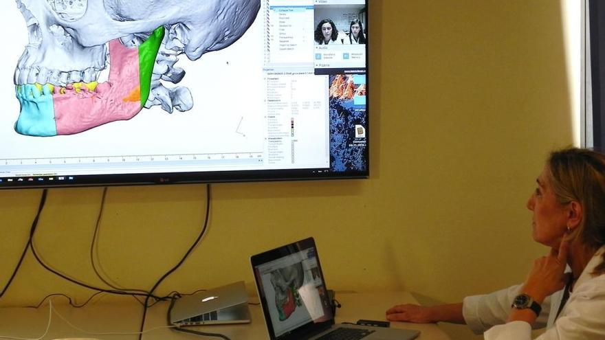 Una doctora, durant una connexió virtual amb els enginyers d´Avinent