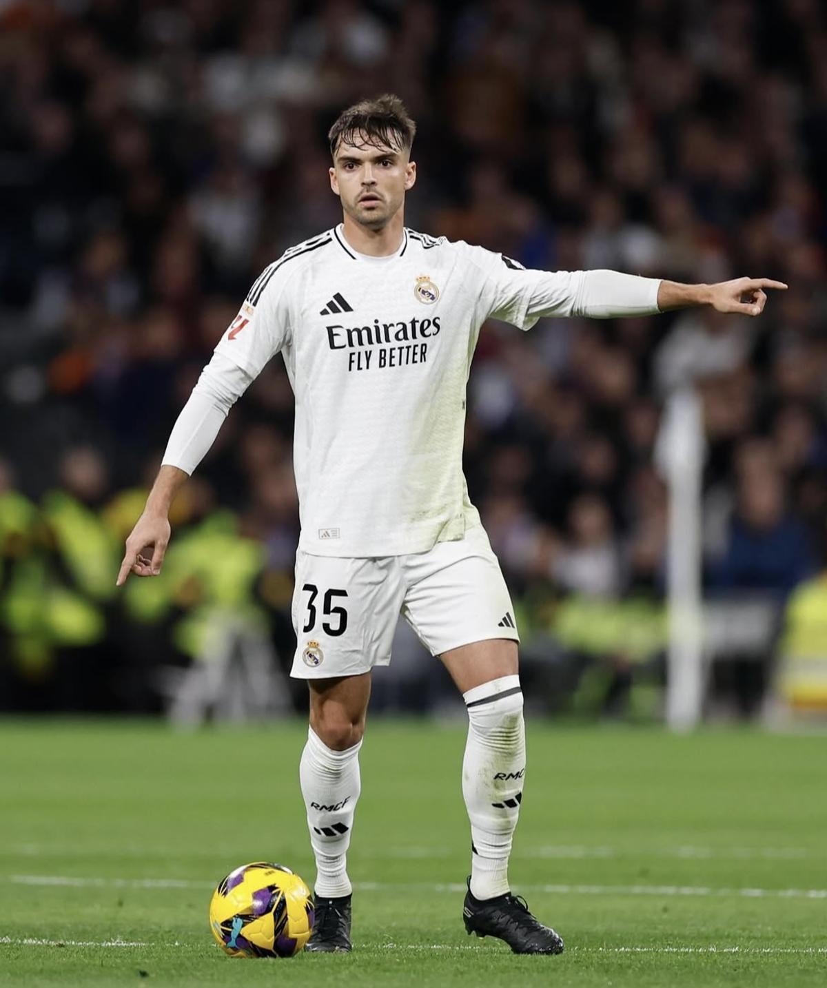Asencio en un partido con el Real Madrid
