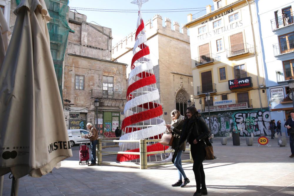 Primer día de los árboles de Navidad, pista de patinaje sobre hielo y el tiovivo del ayuntamiento