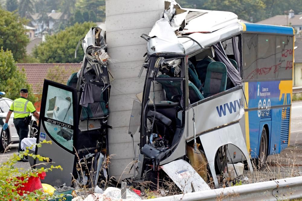 Grave accidente de una guagua en Avilés (Asturias)