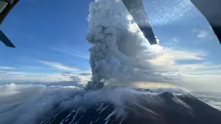 Un volcán entra en erupción tras 450 años en la misma zona del potente terremoto en Rusia