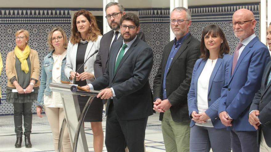 Fernando López Miras, rodeado por miembros del PP, en su rueda de prensa en la Asmablea regional