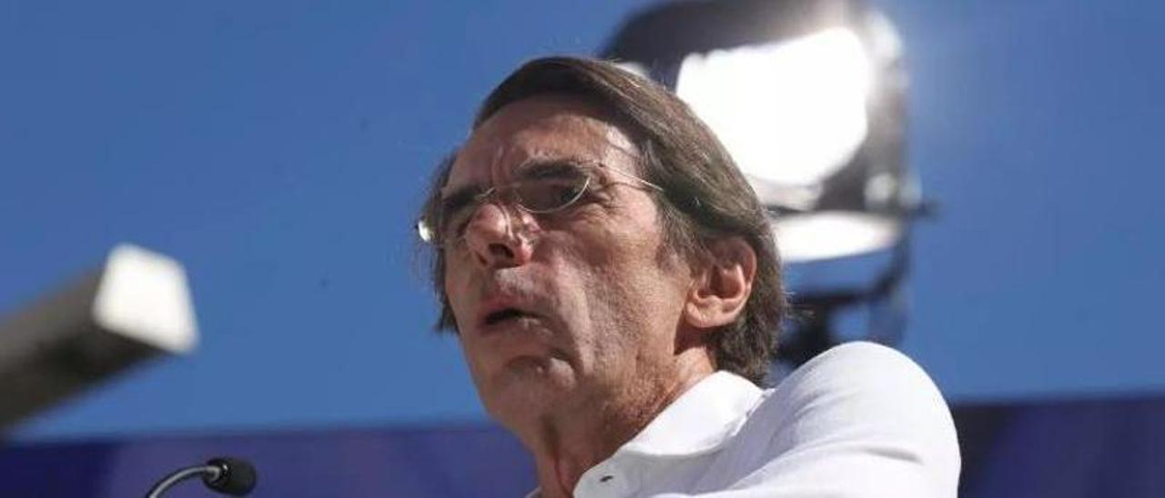 El expresidente del Gobierno José María Aznar interviene durante la manifestación organizada por el PP, a 24 de septiembre de 2023, en Madrid (España)