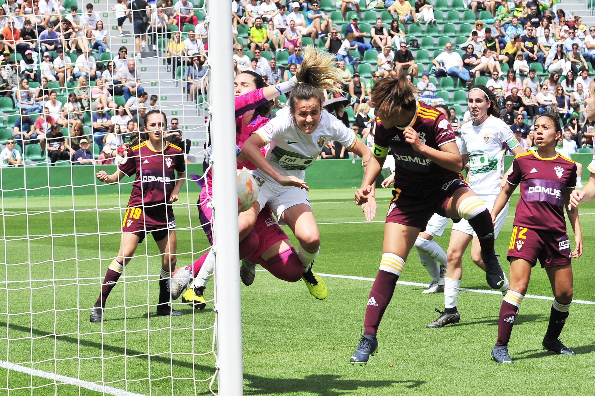 El Elche Femenino celebra su ascenso a Segunda RFEF jugando en el Martínez Valero